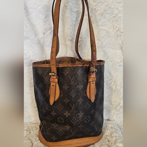 Louis Vuitton Monogram Petit Bucket Bag. - Picture 5 of 16